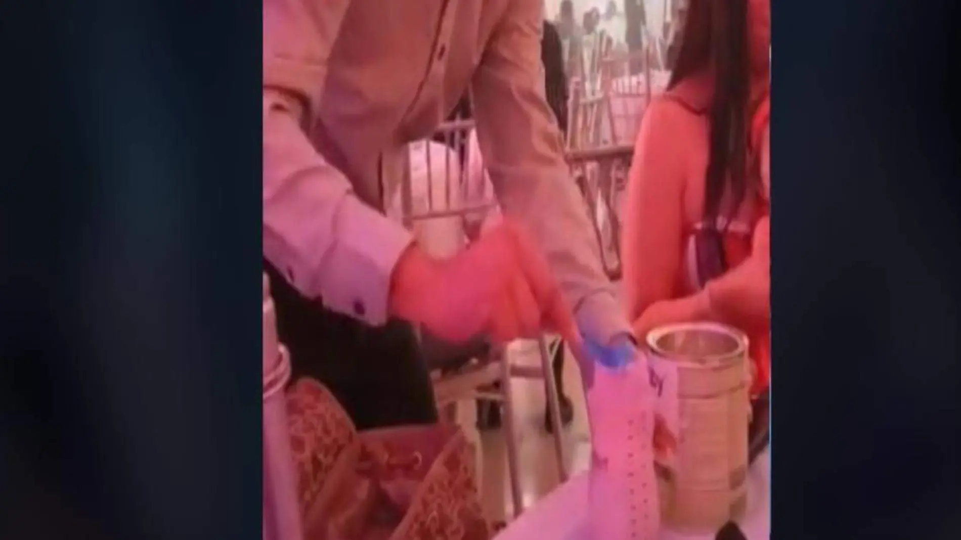 Papá se hizo famoso por preparar la mamila de su bebé, como todo un bartender